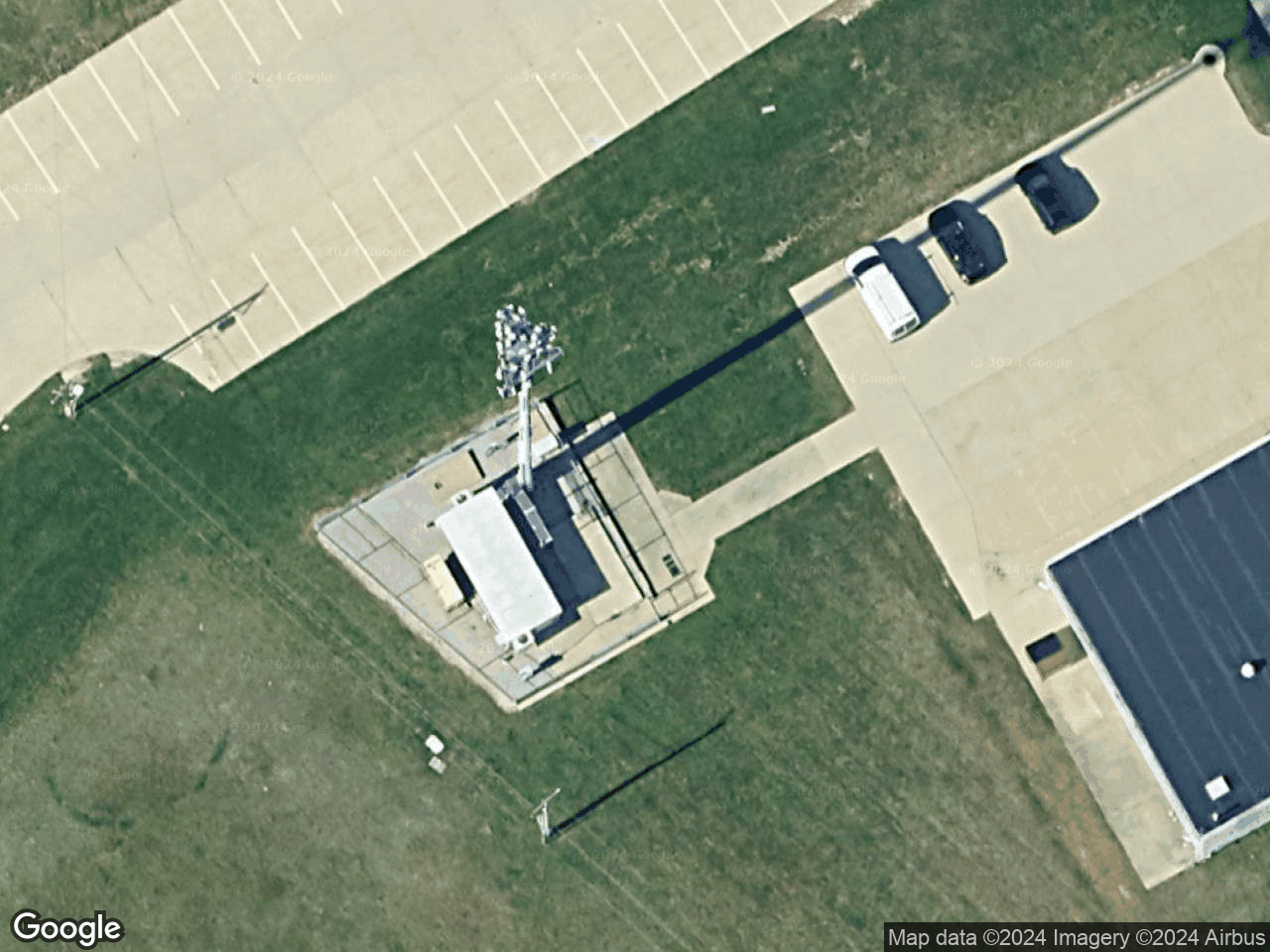 814 I.A.A. DRIVE BLOOMINGTON IL 61701 - Rooftop Antenna - Cell Tower